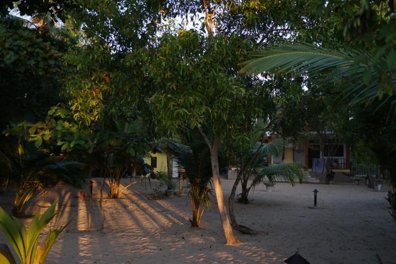 Aloha Beach Resort Tangalle Esterno foto